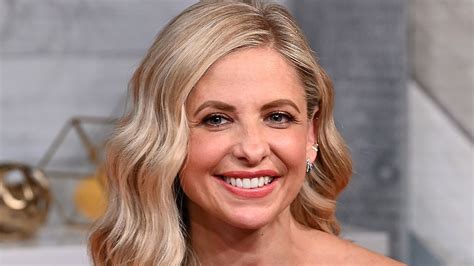 sarah michelle gellar bikini|Sarah Michelle Gellar Stuns in Bikini at Age 44: See。